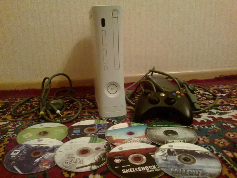 Продам Xbox 360 прошитая + 8 дисков